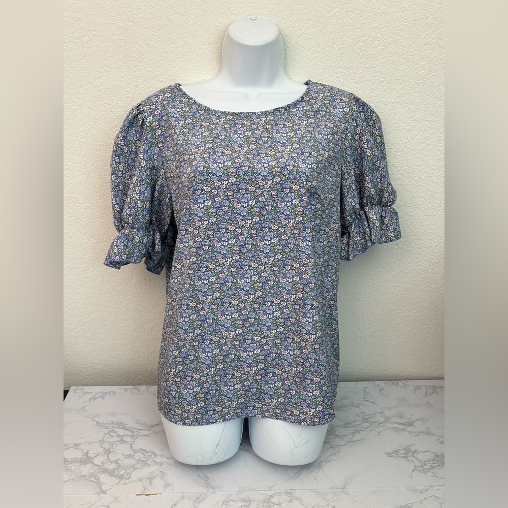 Greathe Peplum Top Women’s L Blue Floral Short Peasant Sleeve Back Button​​​